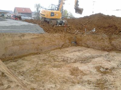 Hier ist die fertige Baugrube gut zu sehen.